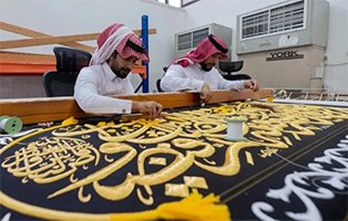 الكعبة المشرفة تتزين بكسوتها الجديدة لعام 1447 ه