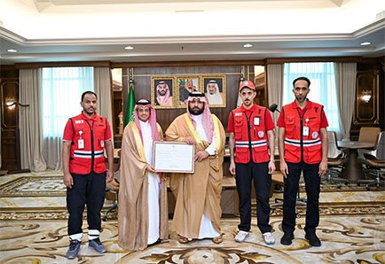 أمير منطقة جازان يتسلّم التقرير السنوي لفرع هيئة الهلال الأحمر السعودي بالمنطقة لعام 2024