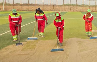 بلدية صبيا تكثّف جهودها الميدانية لتنظيف الملاعب وإزالة الأتربة الموسمية