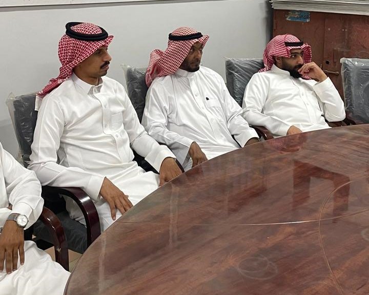 مدير مدرسة الملك عبد العزيز يجتمع بالهيئة التدريسية بمناسبة العام الدراسي الجديد