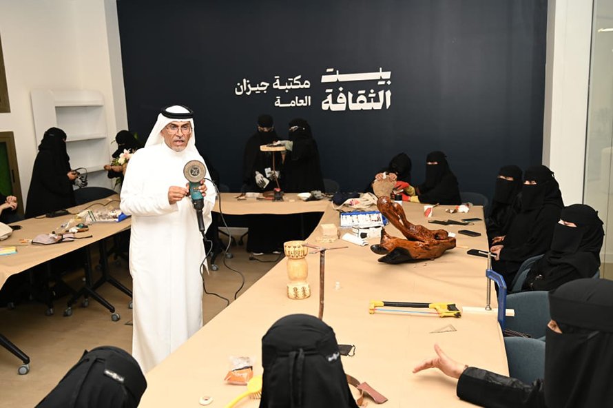 نادي فنون جازان ينظم دورة في النحت على الخشب ضمن فعاليات "نبض الفن"