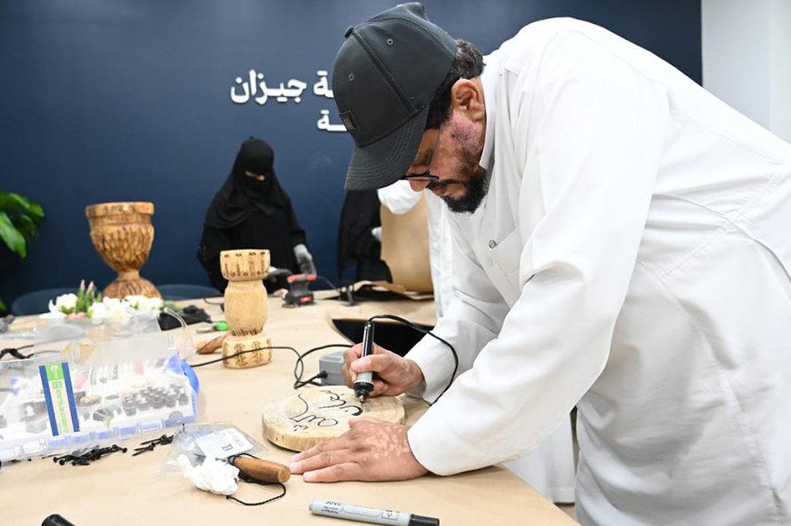 نادي فنون جازان ينظم دورة في النحت على الخشب ضمن فعاليات "نبض الفن"