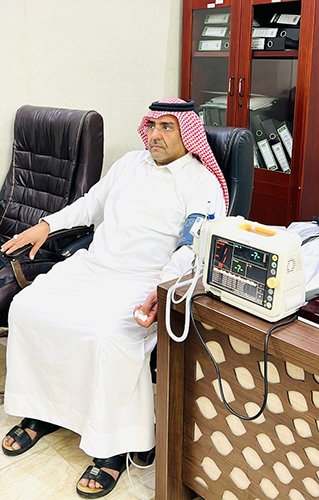 محافظ الحرث يشارك بحملة ولي العهد للتبرع بالدم تحت شعار "اقتداء وعطاء"