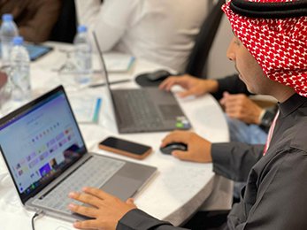 تطبيقات عملية مُلهمة تختتم دورة "تصميم الجرافيك للمبتدئين" بجازان