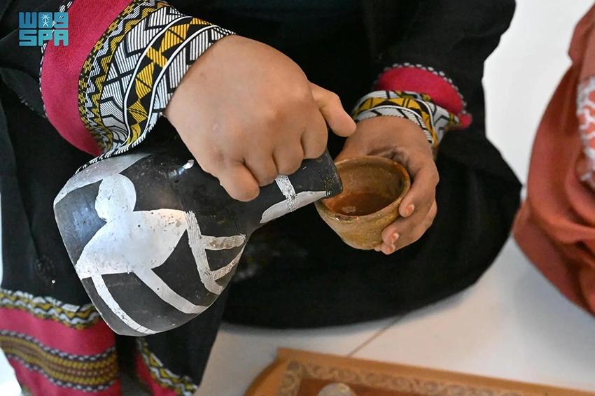 المرأة الجيزانية تتفنَّن في إعداد القهوة 