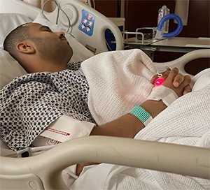 شاب يتبرع بكليته لوالدته في جازان لينهي معاناتها مع الفشل الكلوي