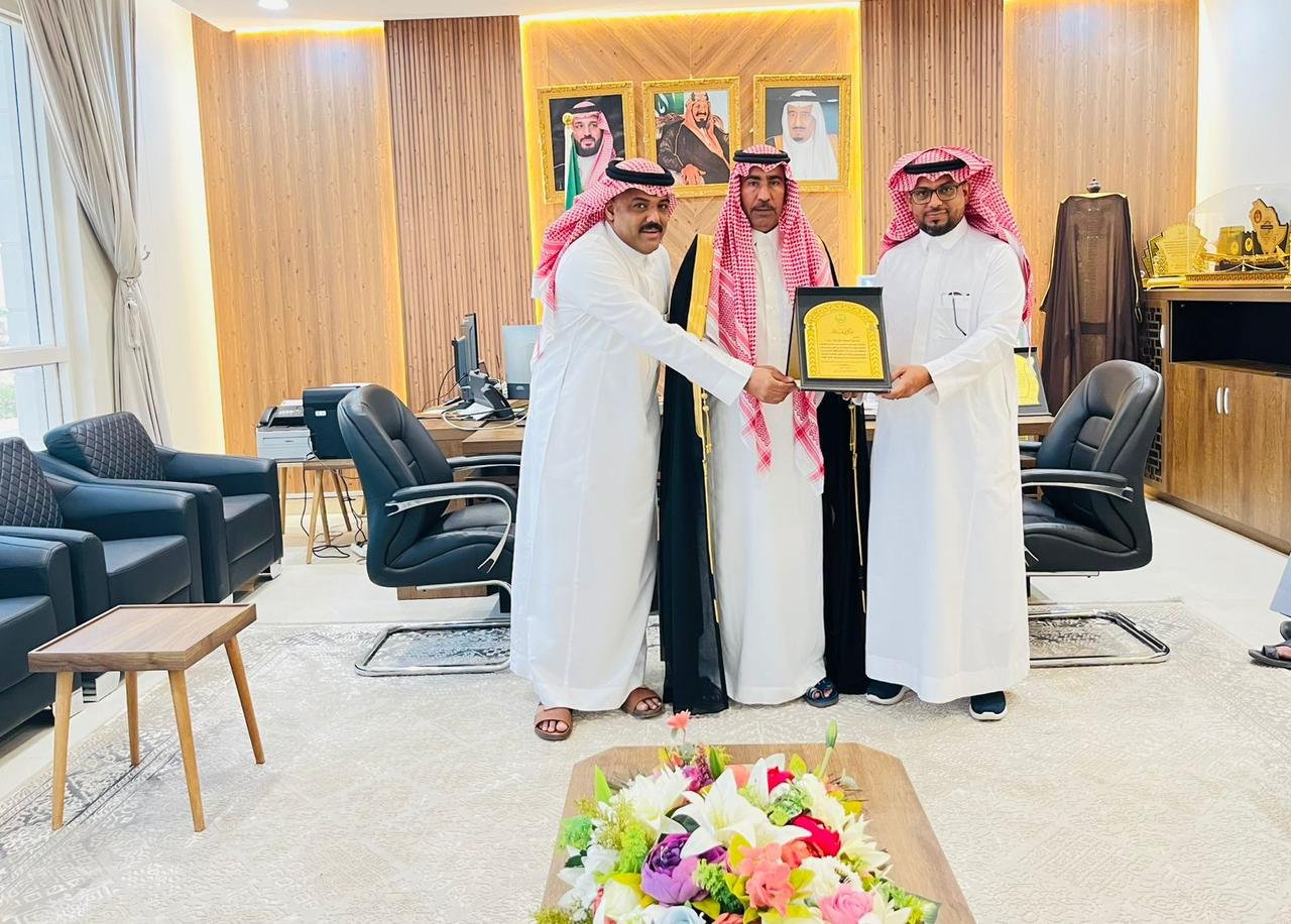 محافظ الطوال يكرم مدرستي النجامية الابتدائية للبنين والنجامية الابتدائية للبنات لحصولهما على جائزة التميز على مستوى وزارة التعليم