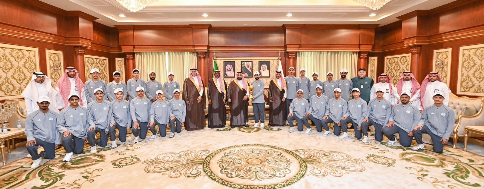 الأمير محمد بن عبدالعزيز يستقبل منتخب جامعة جازان