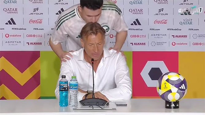 الحمدان يعتذر ويقبل رأس مدربه بعد إضاعة ركلة الجزاء