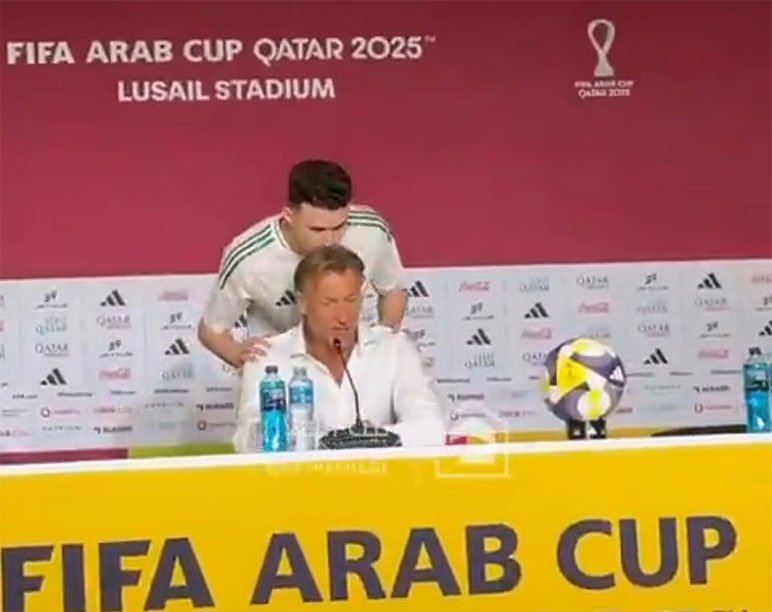 الحمدان يعتذر ويقبل رأس مدربه بعد إضاعة ركلة الجزاء