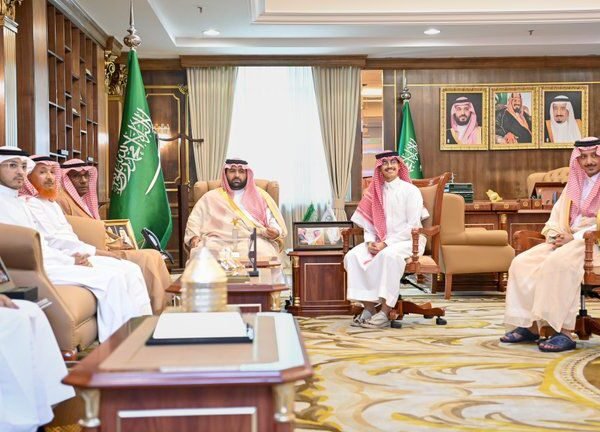 أمير جازان يستقبل الفائز بالمركز الأول في مهرجان الأفلام السينمائية الطلابية.