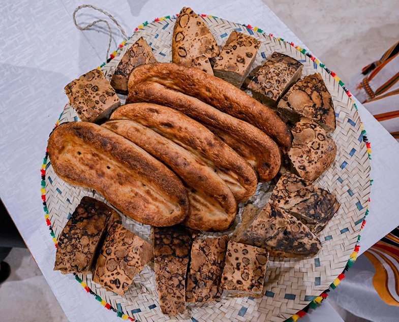 جناح الباحة في واحة الأمن بمهرجان الملك عبد العزيز للإبل يقدّم “خبز المقناة” رمزًا للكرم والضيافة