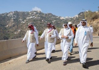 بالصور .. أمين جازان يتفقد المشاريع البلدية بفيفاء