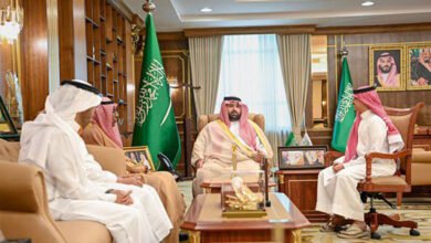 أمير جازان يستقبل الفائز بالمركز الأول في مهرجان الأفلام السينمائية الطلابية.