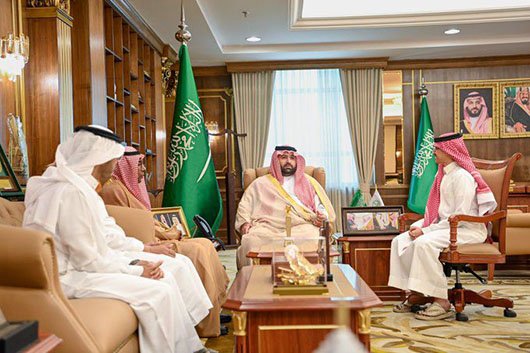 أمير جازان يستقبل الفائز بالمركز الأول في مهرجان الأفلام السينمائية الطلابية.