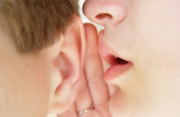 وشوشة في الأذن