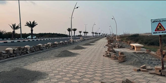 بلدية محافظة العارضة تواصل جهودها في تحسين الممشى وتهيئته
