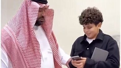 لقطة إنسانية… طفل يخطف القلوب في جازان