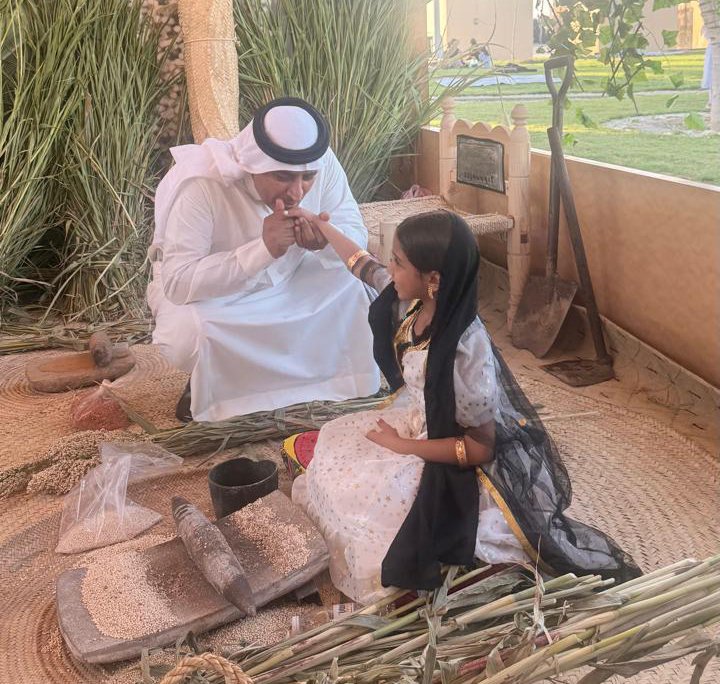 أطفال يلبسون الماضي بثقة الحاضر، والتراث نافذتهم الأصيلة نحو المستقبل.