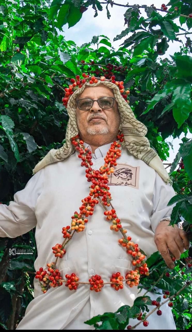 شيخُ البن… حين تتكئ الجبال على الرجال