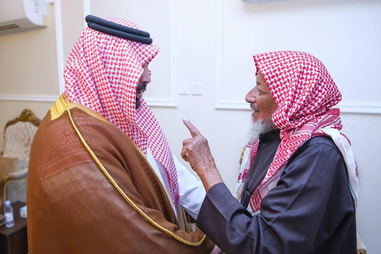 أمير منطقة جازان يعزي شيخ قبيلة بني شراحيل في وفاة شقيقته