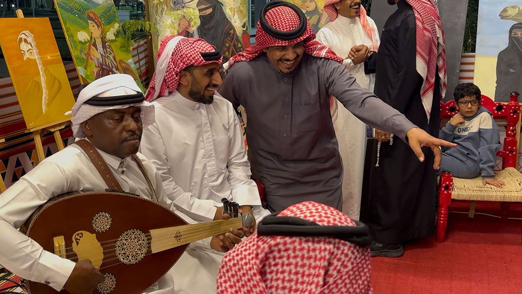 وسط تفاعل جماهيري لافت.. جناح "صبيا" يحيي ليالي "هذه جازان" بالطرب والفنون الشعبية