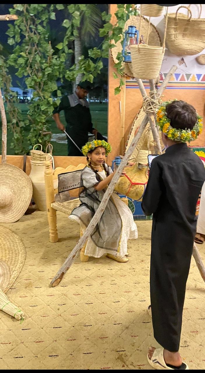 الطفلة لورين مجربي فنانة الطحين تجذب الزوار في مهرجان جازان قسم محافظة الطوال