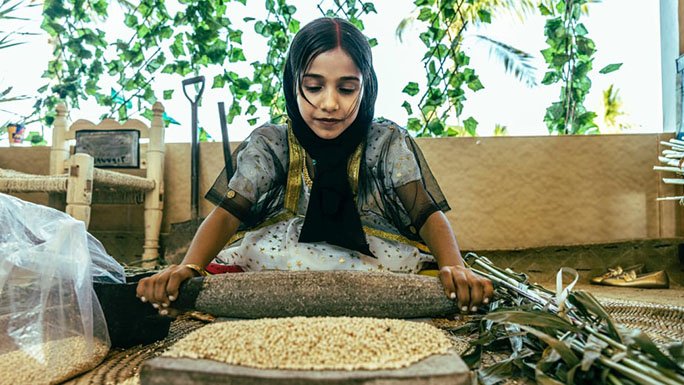 الطفلة لورين مجربي فنانة الطحين تجذب الزوار في مهرجان جازان قسم محافظة الطوال
