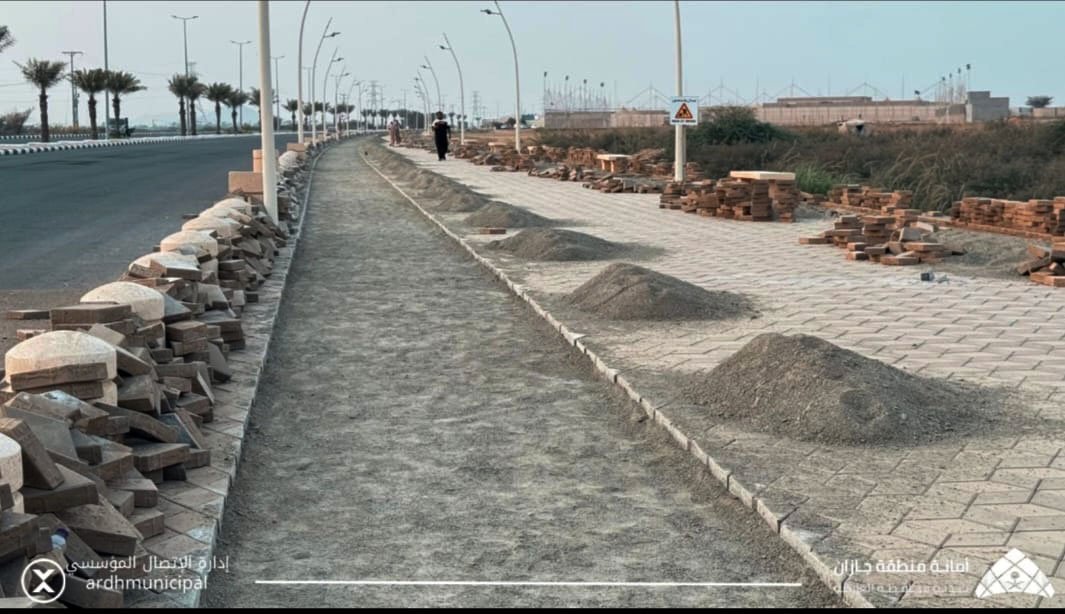 بلدية محافظة العارضة تواصل جهودها في تحسين الممشى وتهيئته