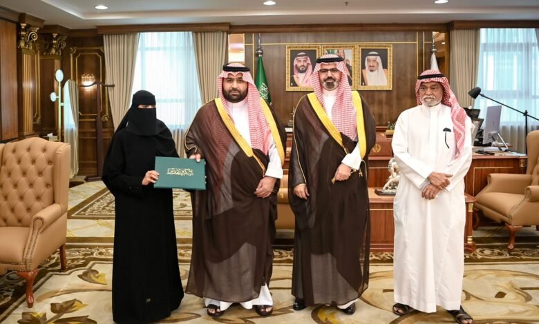 أمير منطقة جازان يكرّم مواطنة لموقفها البطولي في إنقاذ أسرة من حادث مروري