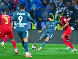 في ليلة القبض على القمة.. الهلال يخطف الصدارة بثنائية ضمك.