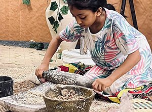 طفلتان ترتديان الأزياء التراثية تعيدان ذكريات الماضي والطحين