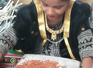 أطفال يلبسون الماضي بثقة الحاضر، والتراث نافذتهم الأصيلة نحو المستقبل.