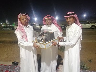 مدرسة المجروب والمعزاب تكرم مديرها السابق حسن محمدعواف بعد خدمة(18)عاما مديرالها