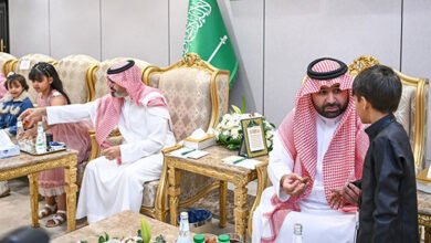 مائدة الوفاء الرمضانية… أمير جازان ونائبه يشاركان الأيتام وأبناء الشهداء دفء الإفطار