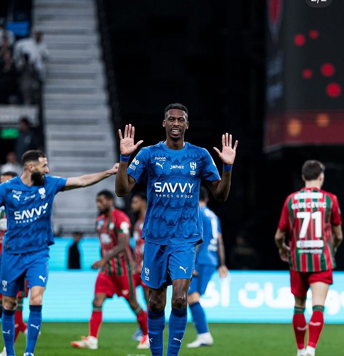 الهلال يهزم الاتفاق بثنائية ويواصل صدارة دوري روشن.