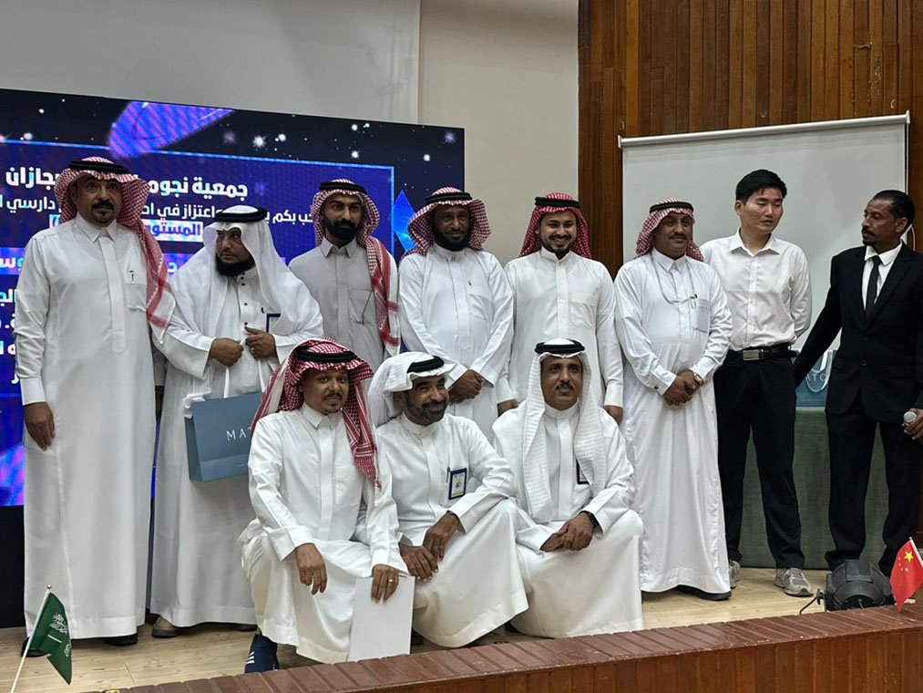 ليلةٌ عانقت الأفق وتتحدثُ النجومُ بالصينية