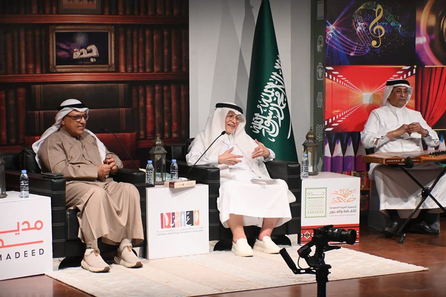 معالي الدكتور خوجة يشدو بقصائدة بجمعية الثقافة والفنون بجدة