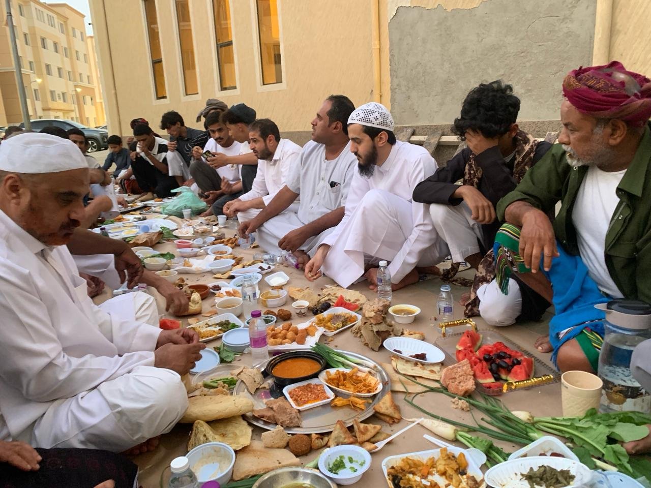 أهالي إسكان العارضة يجسدون أروع صور التلاحم في رابع ليالي رمضان