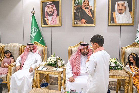 أمير منطقة جازان ونائبه يشاركان أبناءهم الأيتام الإفطار الرمضاني