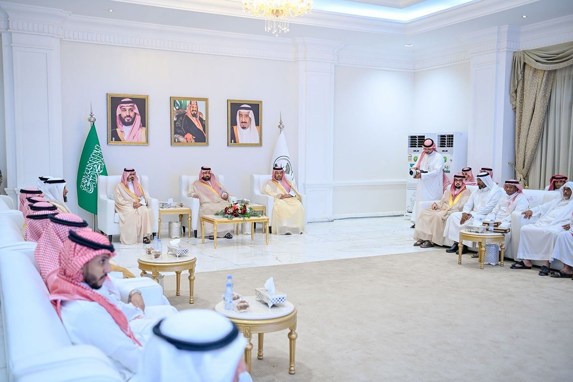 أمير منطقة جازان يسلّم وثائق تملّك الوحدات السكنية للمستفيدين من تبرّع سمو ولي العهد