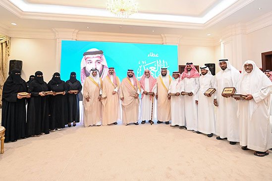 أمير منطقة جازان يسلّم وثائق تملّك الوحدات السكنية للمستفيدين من تبرّع سمو ولي العهد