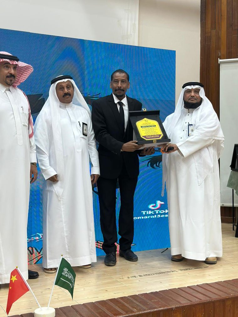 ليلةٌ عانقت الأفق وتتحدثُ النجومُ بالصينية