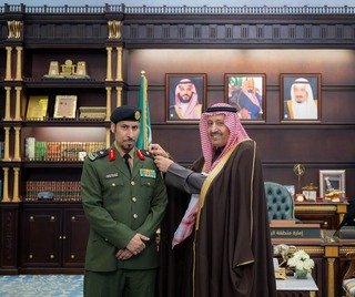 سمو أمير الباحة يقلّد مدير السجون بالمنطقة رتبته الجديدة