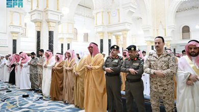 محافظ جدة يؤدي صلاة الاستسقاء مع جموع المصلين