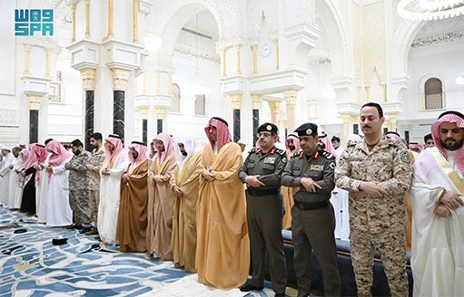 محافظ جدة يؤدي صلاة الاستسقاء مع جموع المصلين