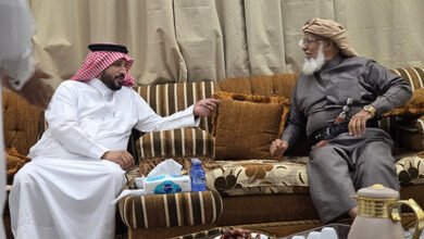 محافظ فيفاء في زيارة ودية للاطمئنان على صحة الشيخ أحمد سالم العمري