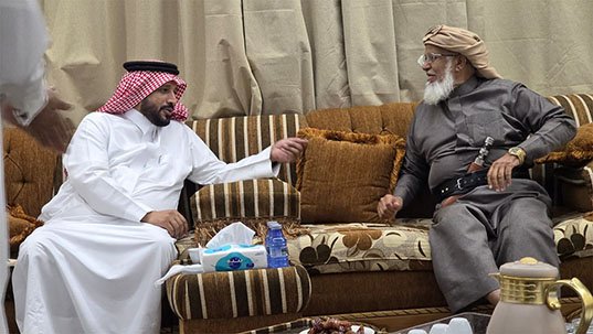 محافظ فيفاء في زيارة ودية للاطمئنان على صحة الشيخ أحمد سالم العمري