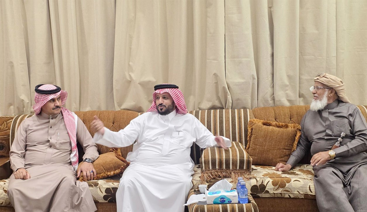 محافظ فيفاء في زيارة ودية للاطمئنان على صحة الشيخ أحمد سالم العمري