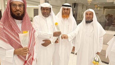 مكتب جمعية المتقاعدين بصامطة يوزع باقات ورد احتفاءً بعيد الفطر 1447هـ